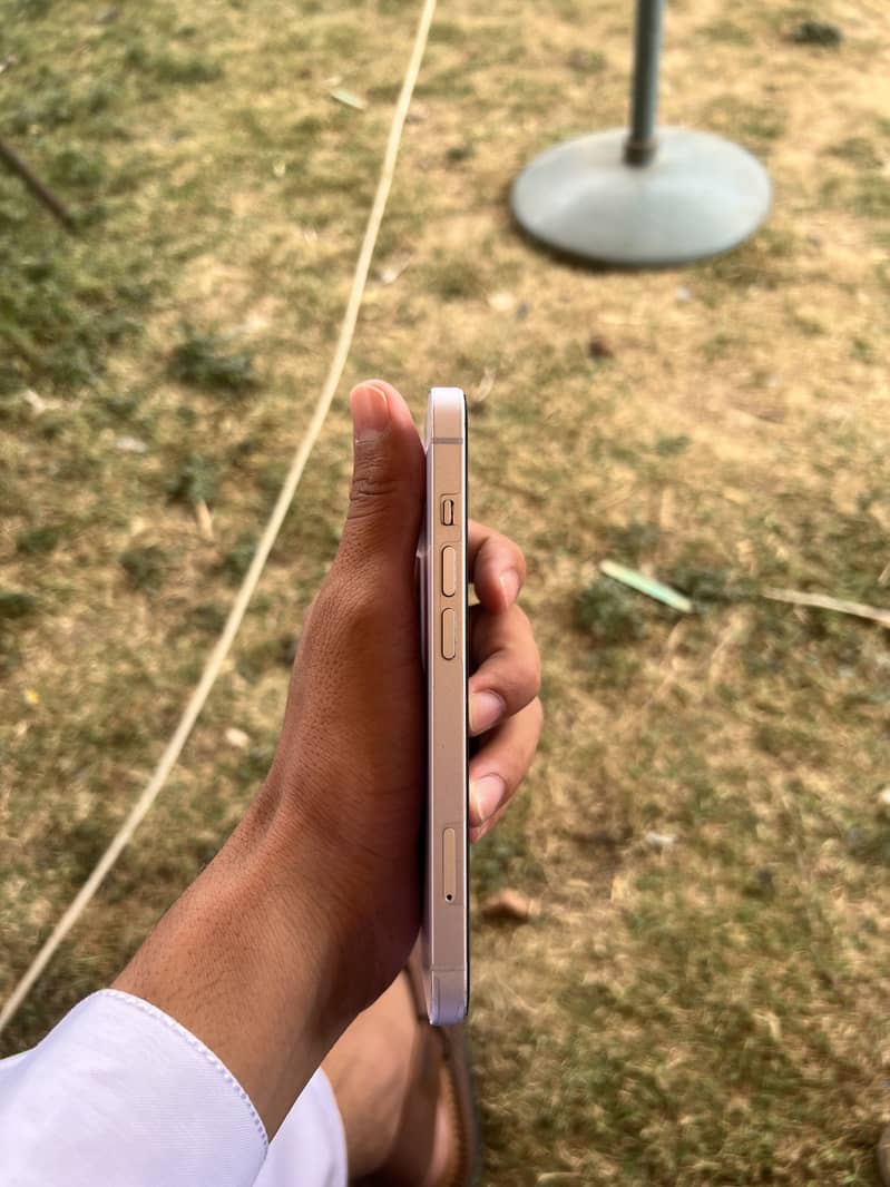 Apple iPhone 14 3