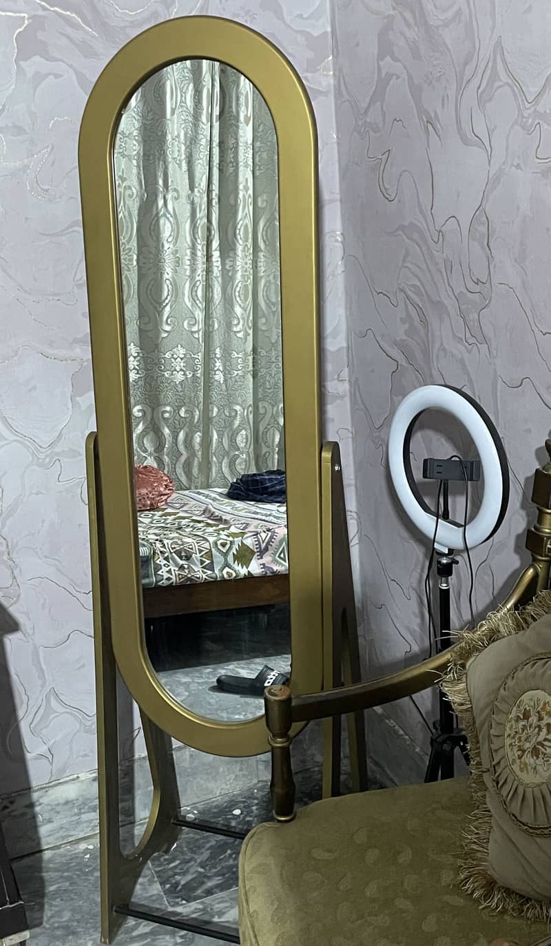 Standing mirror 1