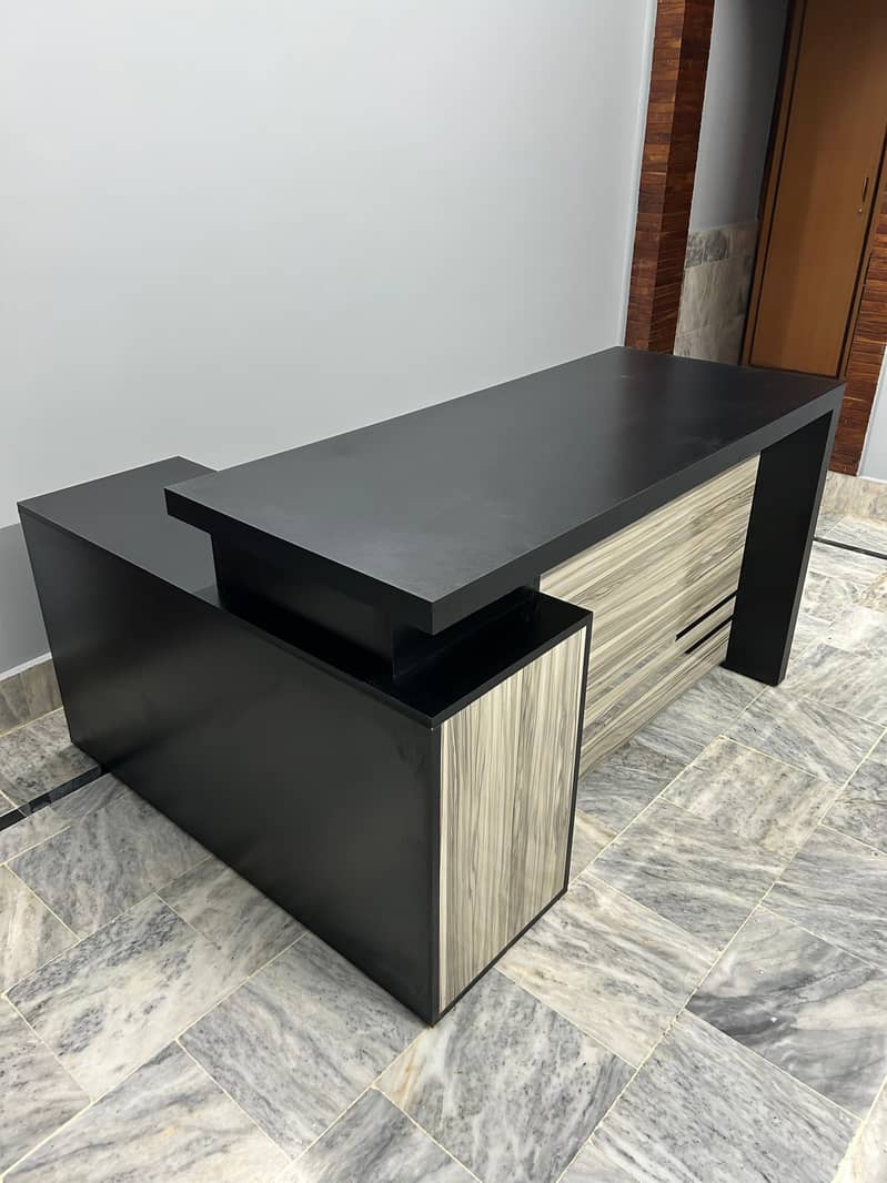 Executive Boss Table 1