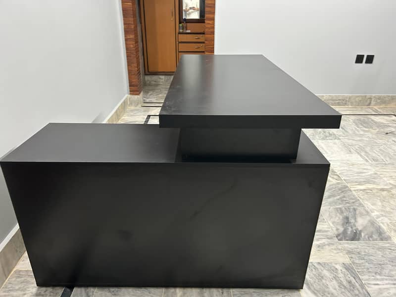 Executive Boss Table 2
