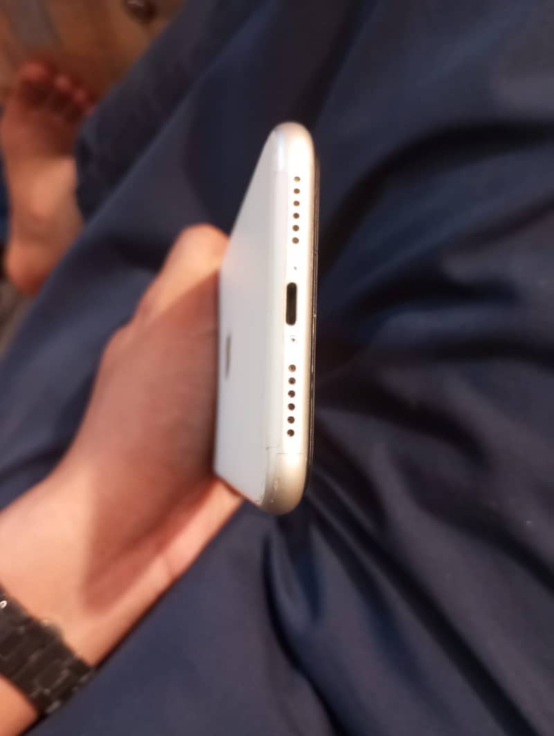 Apple iPhone 11 3