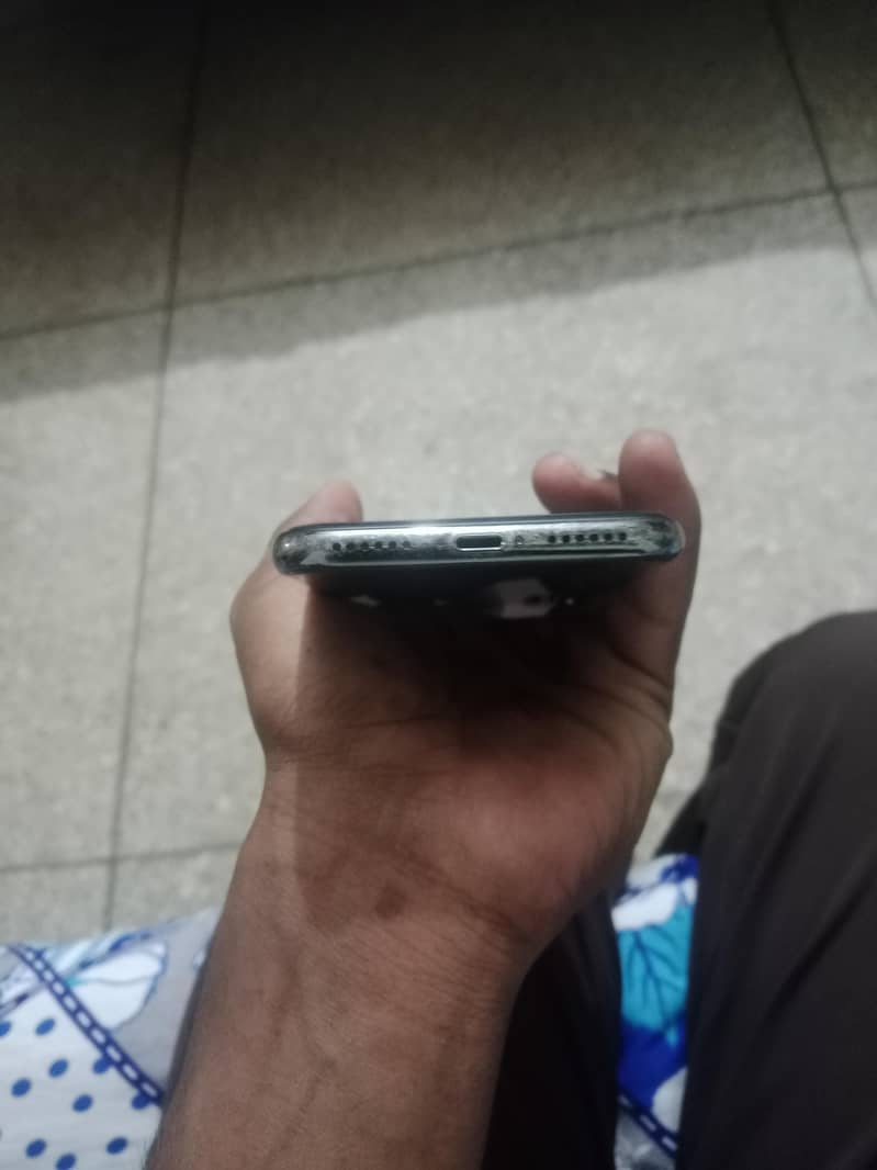 Apple iPhone X 4