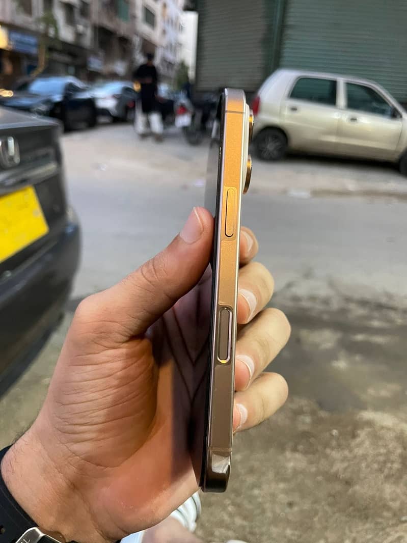 Apple iPhone 16 Pro 1