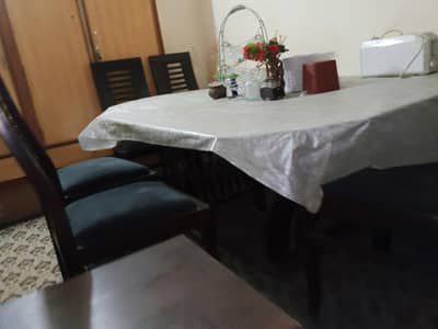 good condition dining table