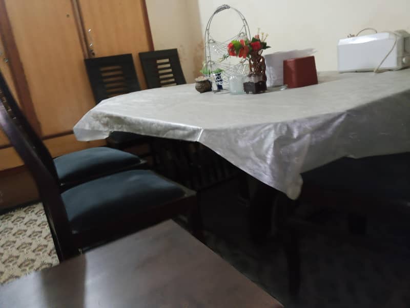 good condition dining table 0