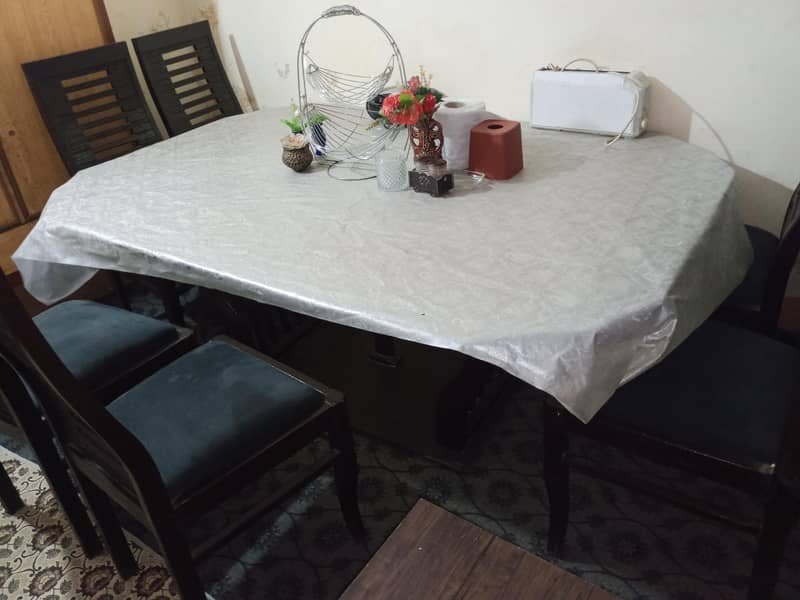 good condition dining table 1