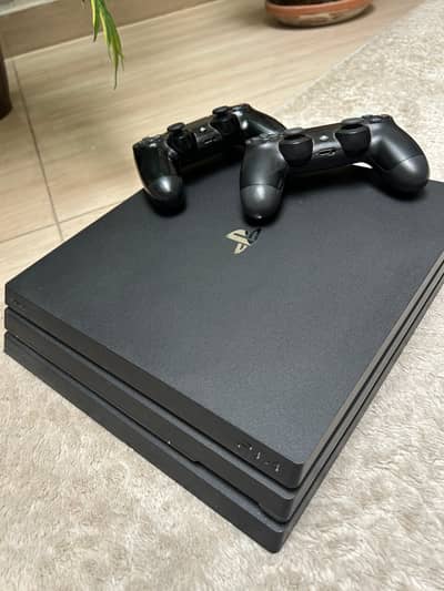 PS4 PRO 1TB 2 CONTROLLERS