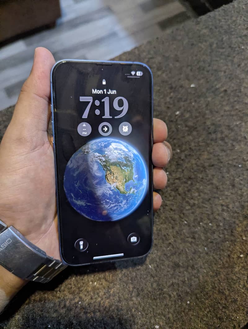 Apple iPhone 13 0