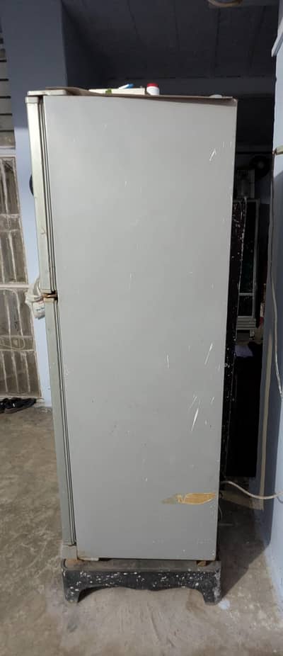 Dawalnce Medium Fridge 14 cubic feet 10/10 condition