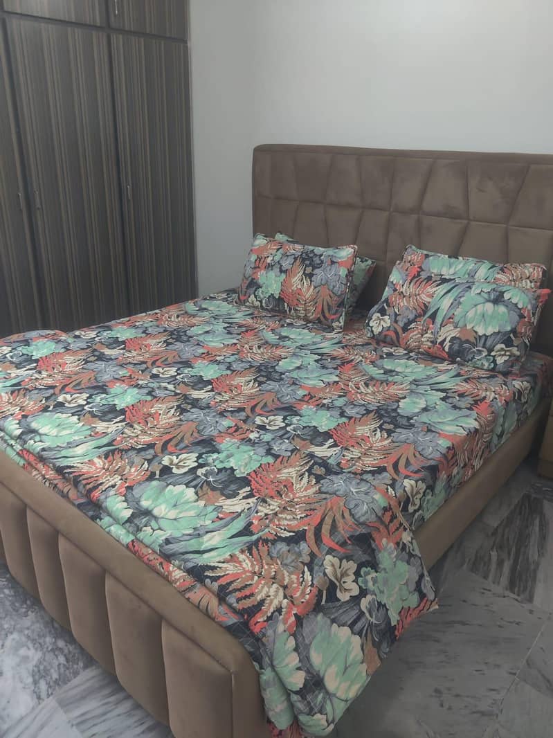 DOUBLE BED, SIDE TABLES & DRESSING 4