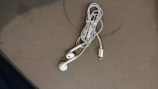 iphone handfree lightning original 100% used fresh condition 10/10