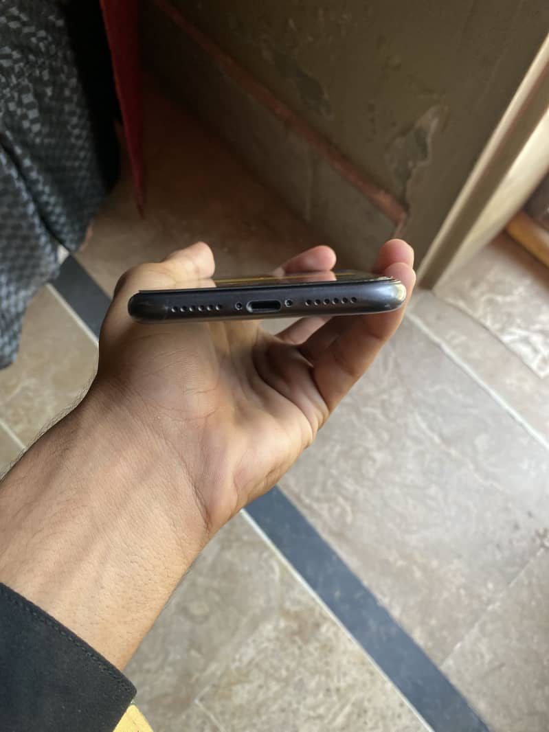 Apple iPhone 11 4