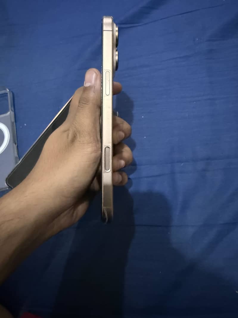 Apple iPhone 16 Pro Max 0