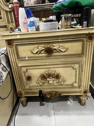 2 single beds with 1 side table