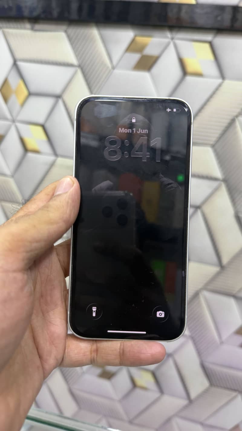 Apple iPhone 16e 1
