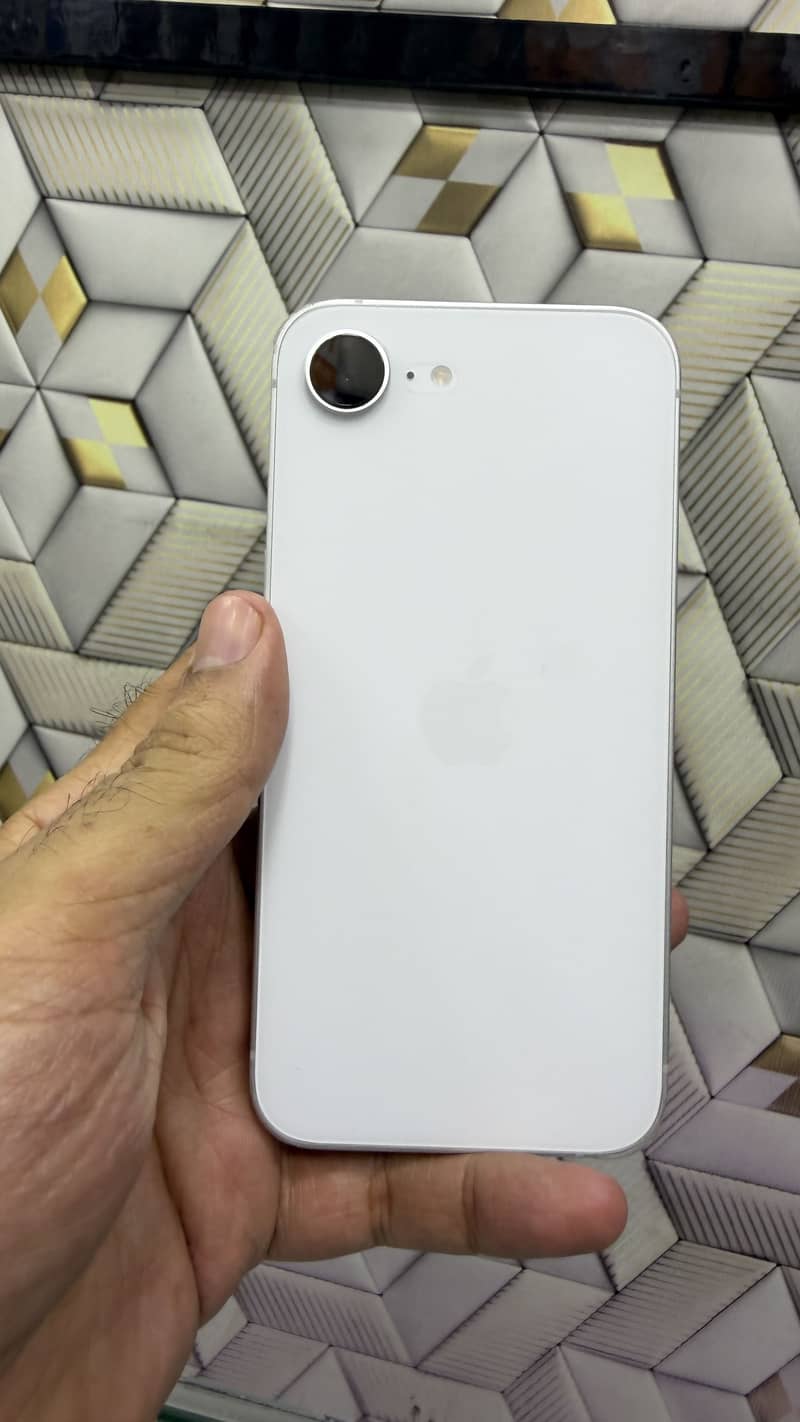 Apple iPhone 16e 0