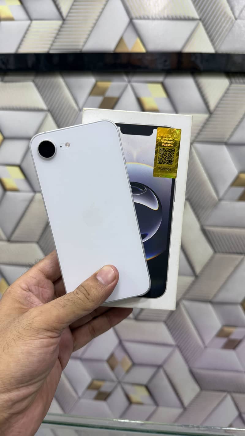Apple iPhone 16e 2