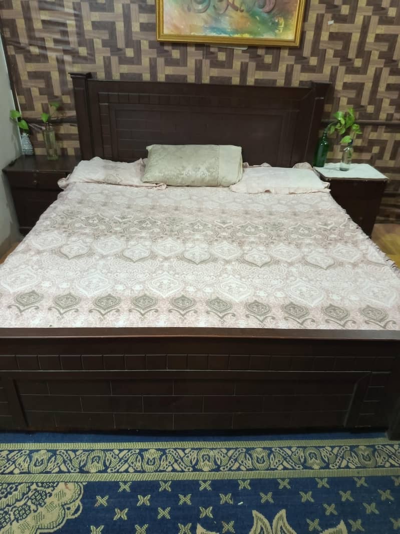 bed with 2 side tables 0