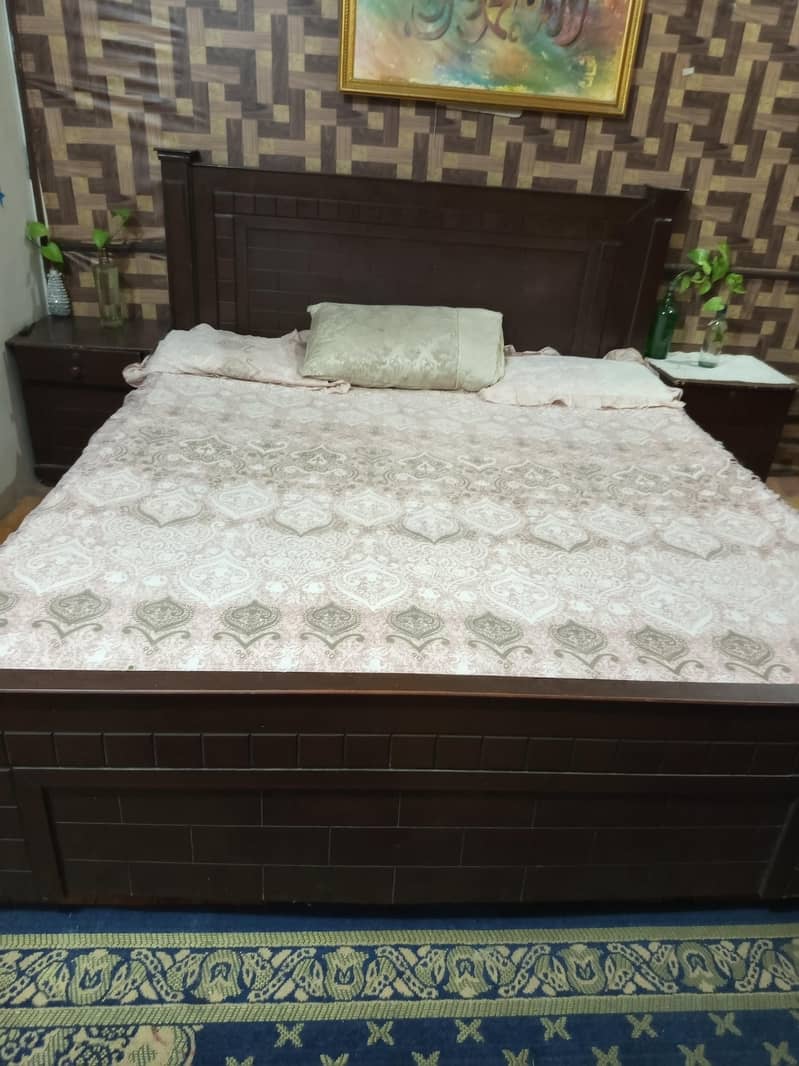 bed with 2 side tables 1