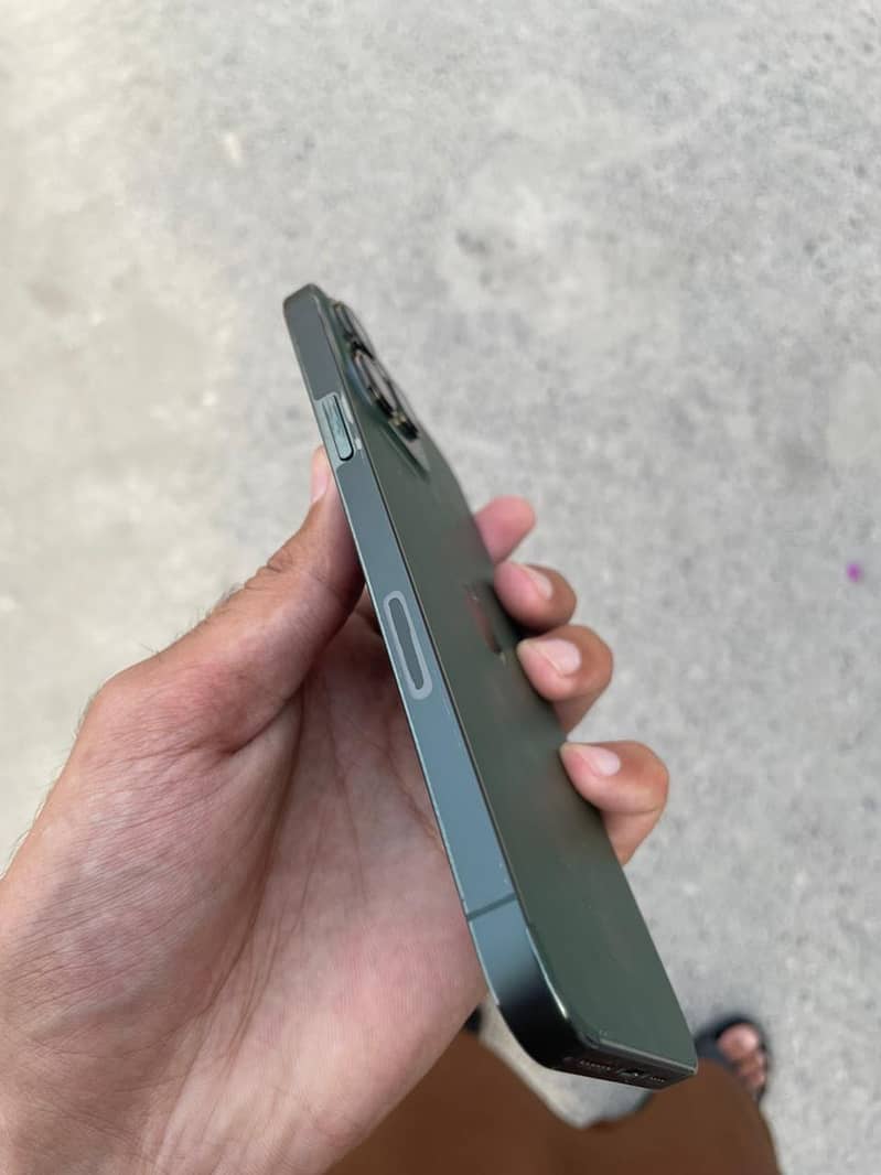 Apple iPhone 13 Pro Max 4