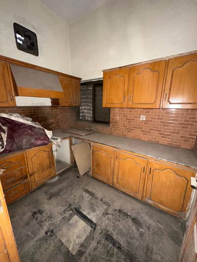 04 Marla Ground Portion available For Rent (Madina Colony)