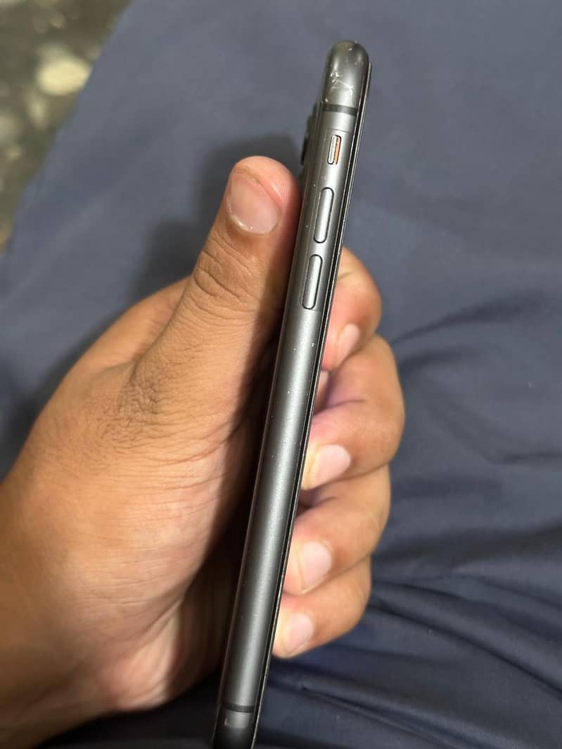 Apple iPhone 11 4
