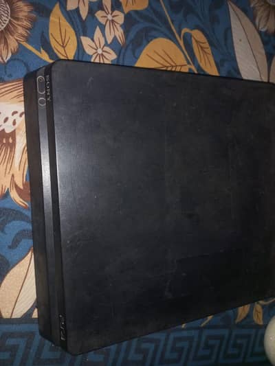 Ps 4 Slim 500gb with 3 controllers and 3 CDs