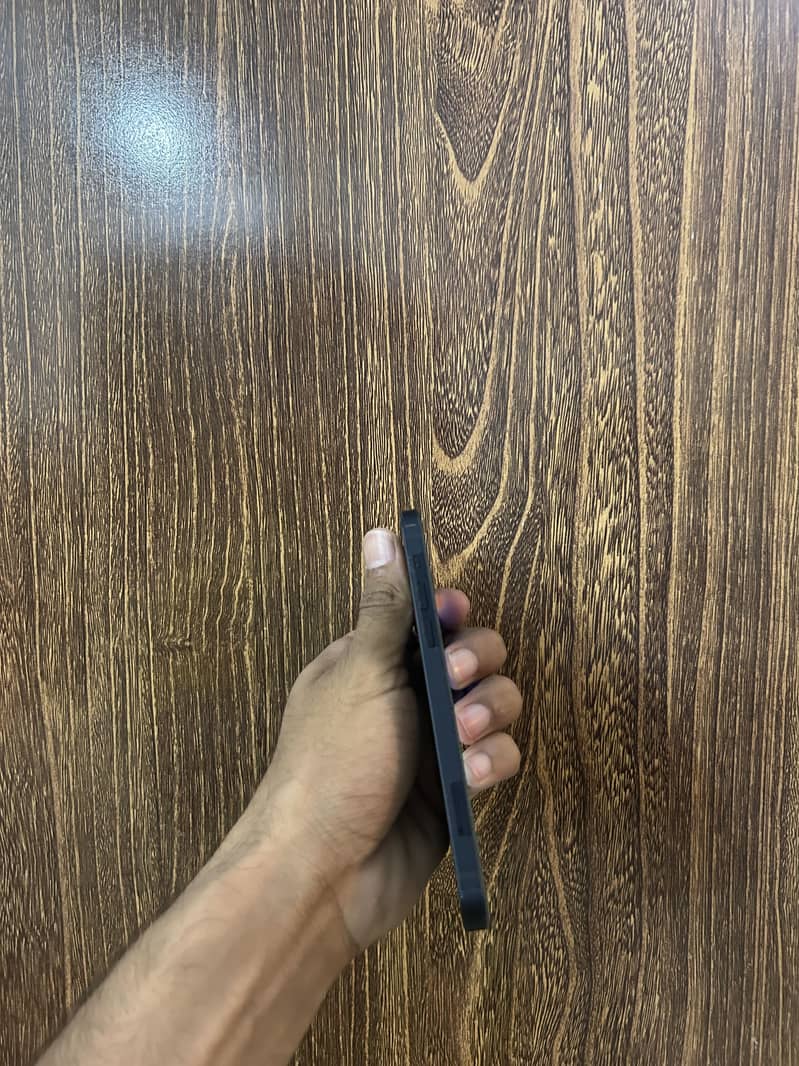 Apple iPhone 12 4