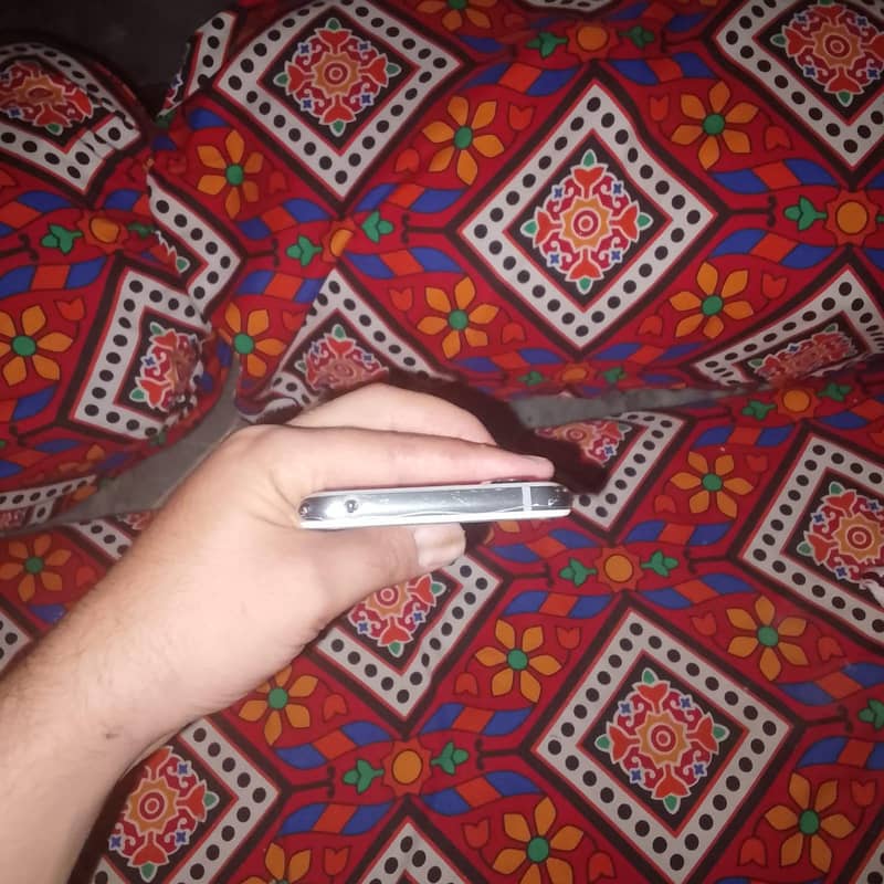 Sharp Aquos R2 1