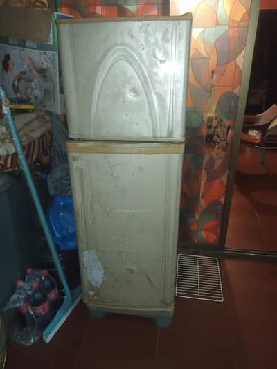 dawlance medium size refrigerator