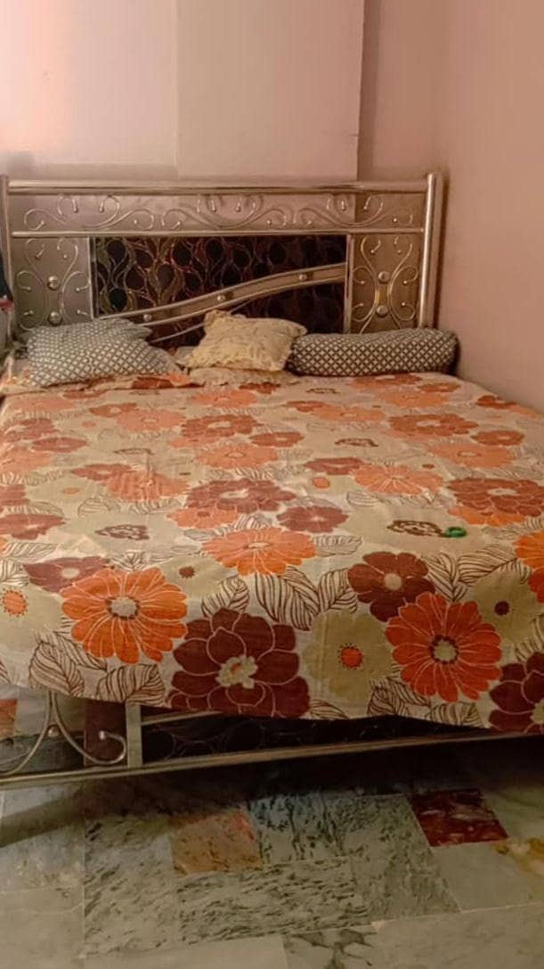 bed and dressing 0