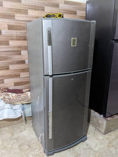 Dawlance ki medium size fridge for