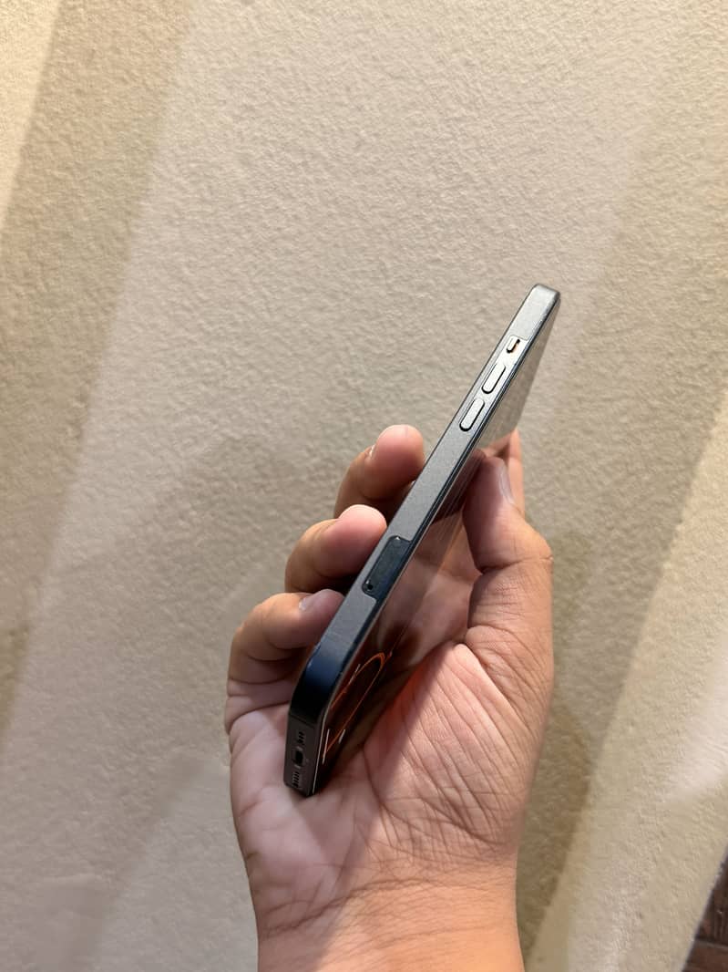 Apple iPhone 13 5