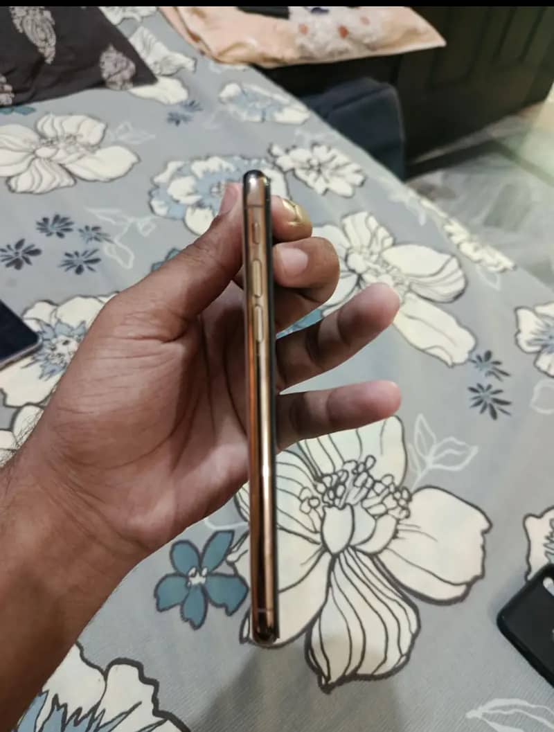 Apple iPhone XS 3