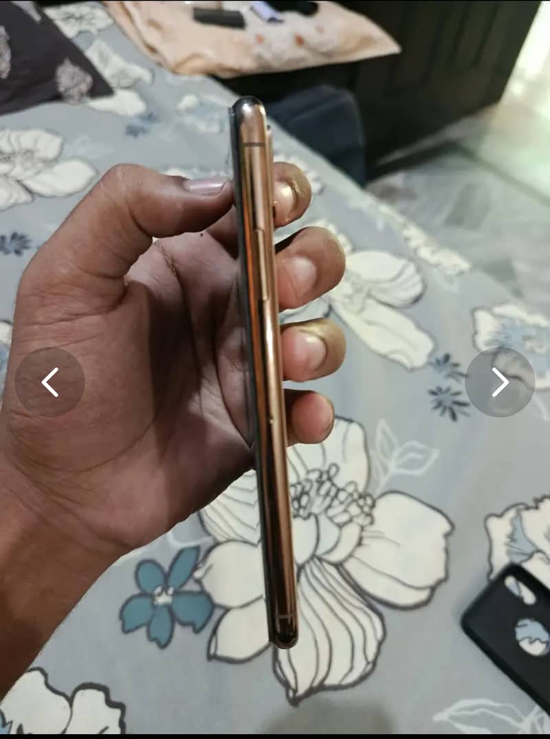 Apple iPhone XS 4