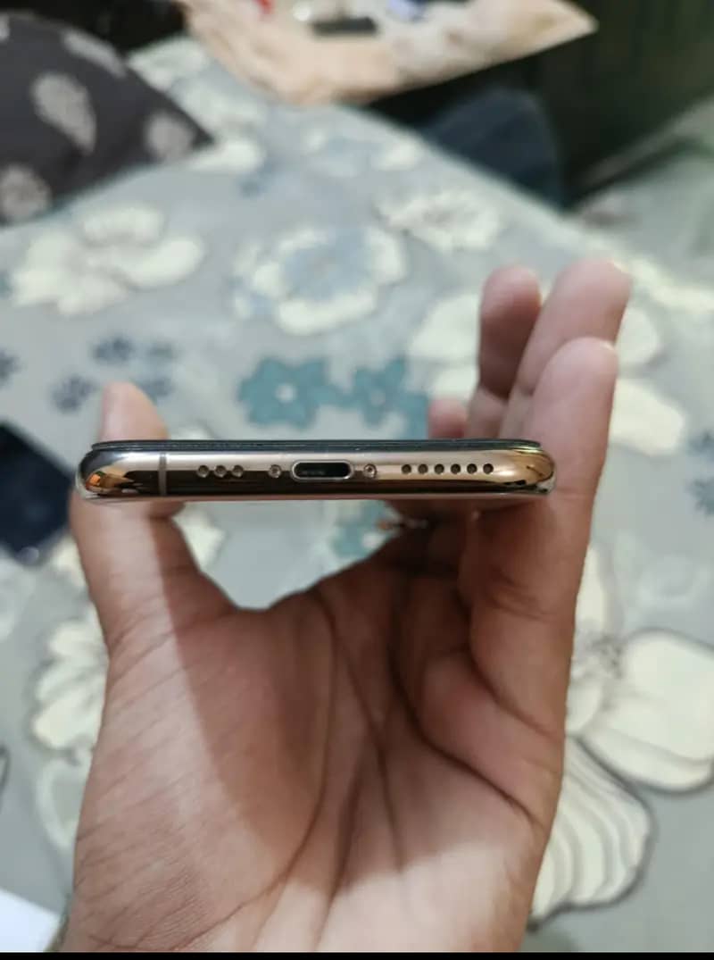 Apple iPhone XS 5