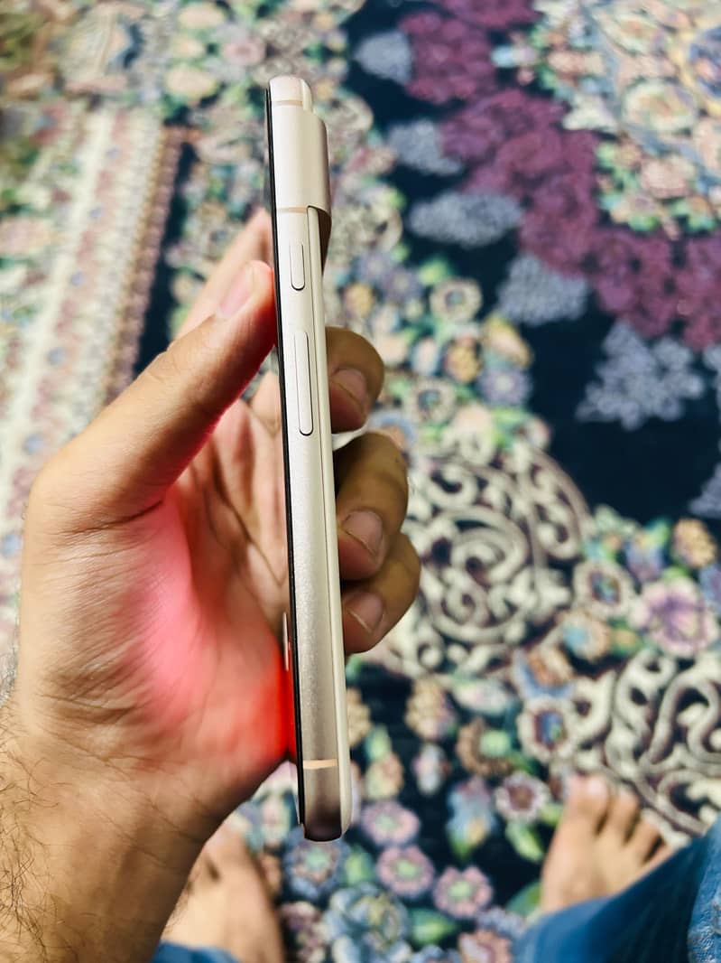 Google Pixel 8 4