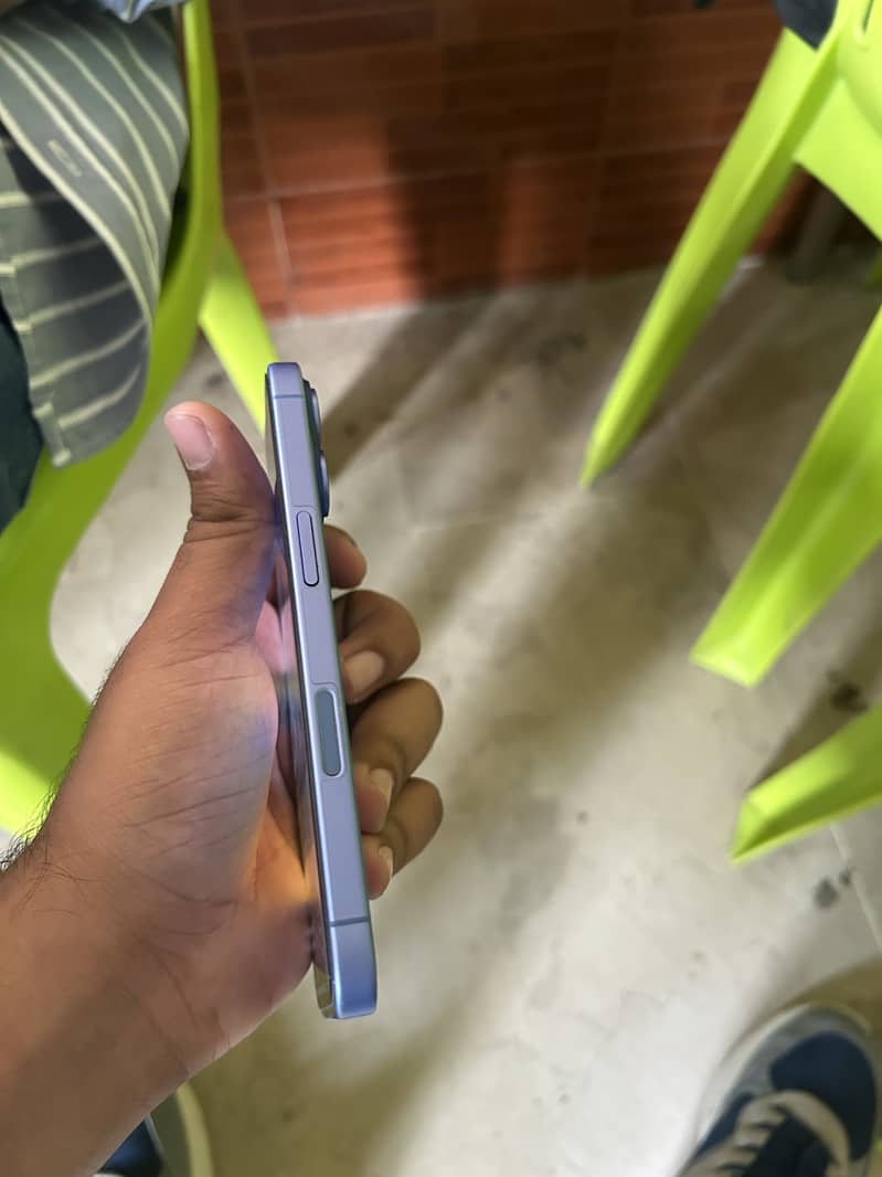 Apple iPhone 16 4