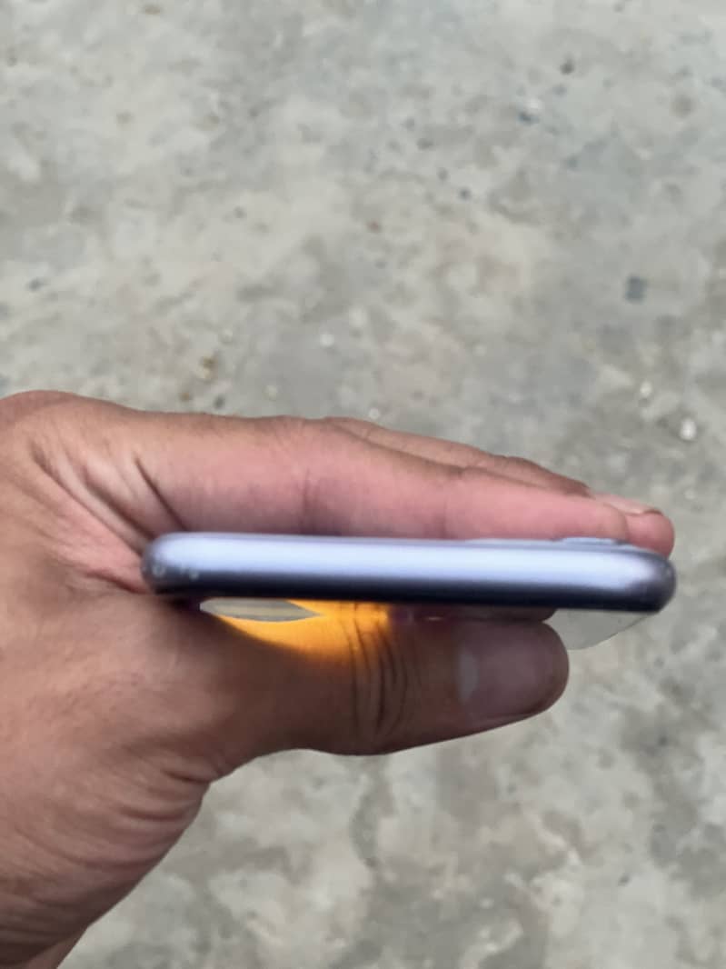 iPhone 11 3