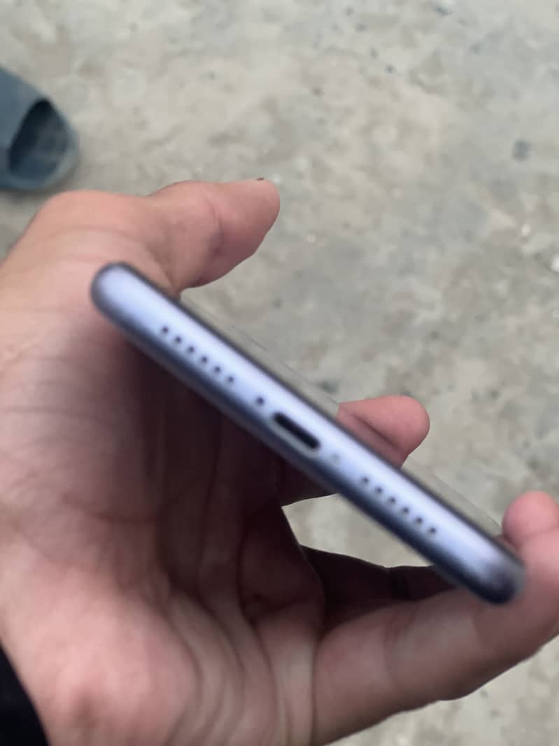 iPhone 11 4