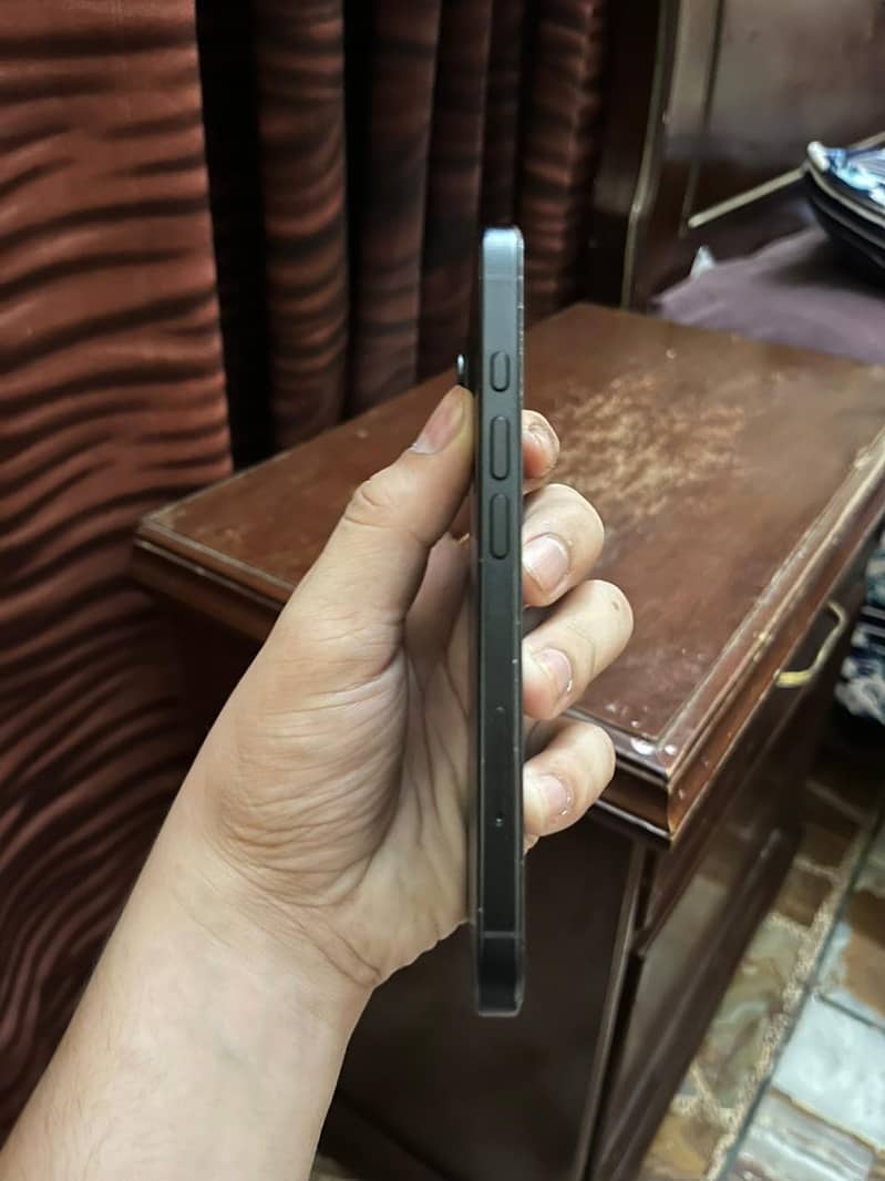 Apple iPhone 16 3