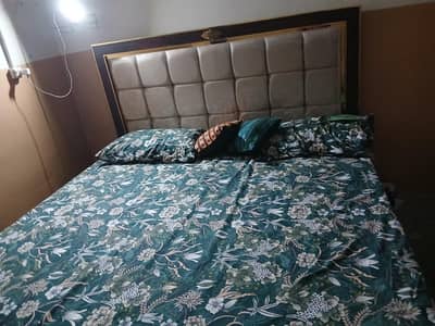 bed and 3 door almari