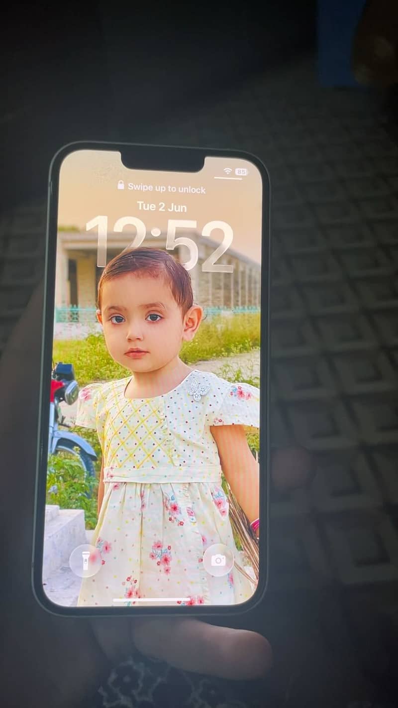 Apple iPhone 16e 0