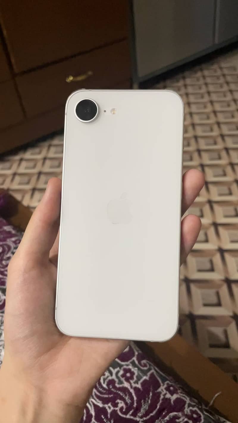 Apple iPhone 16e 1