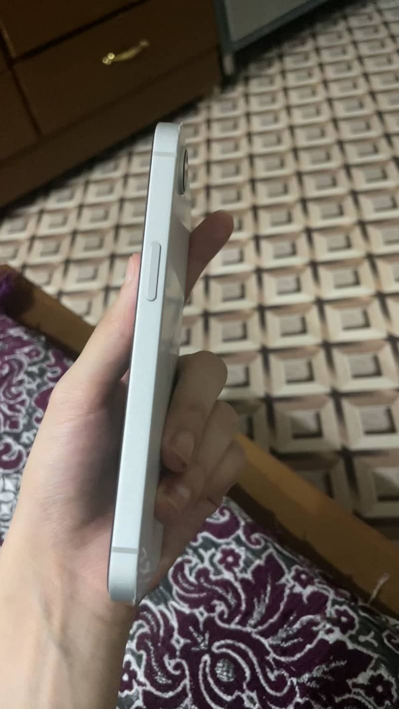 Apple iPhone 16e 2