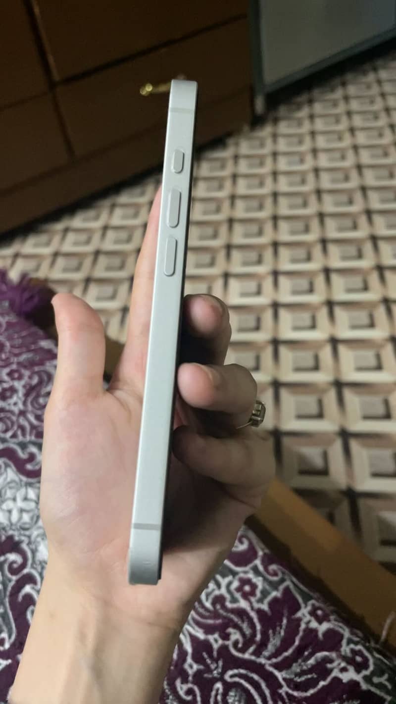 Apple iPhone 16e 3