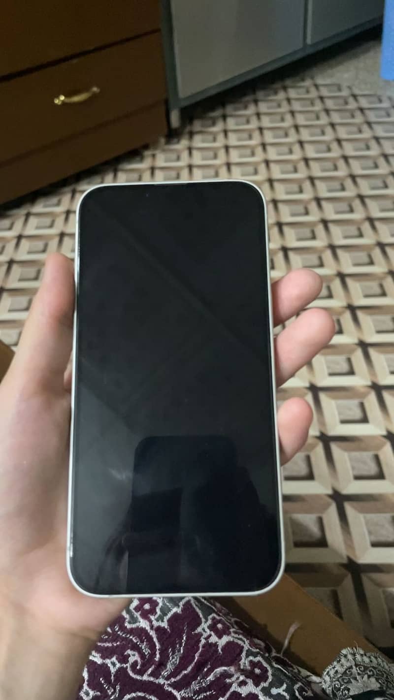 Apple iPhone 16e 4