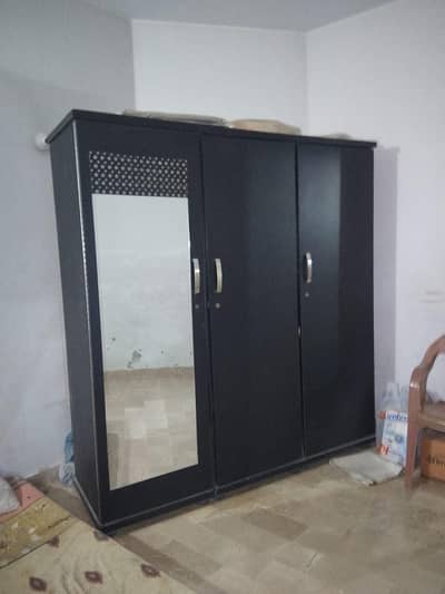 A Malik furniture wordrobe Good looking wordreobe