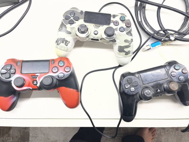 Ps4 fat with 3 controller 2