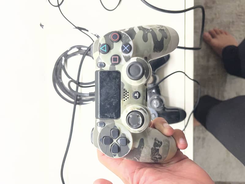 Ps4 fat with 3 controller 3